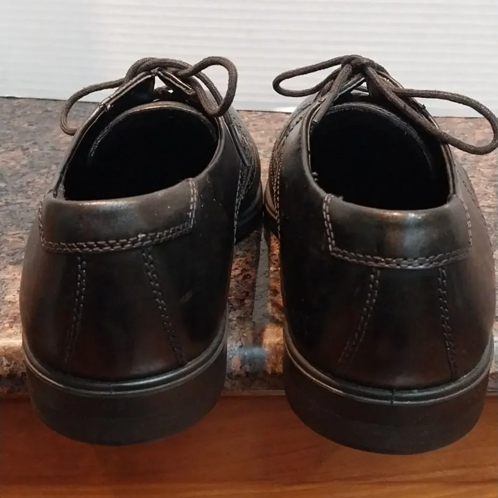 Ecco Black Leather Men's Wing Tip Oxfords.MAY HAVE NEVER BEEN WORN...SIZE 8.